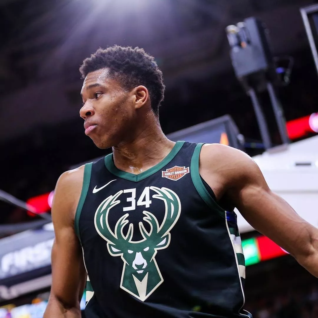 马兹拉维：右中卫和右翼卫都适合我，我能做到兼顾进攻和防守（马兹拉维：右中卫与右翼卫皆可胜任，攻防兼备）