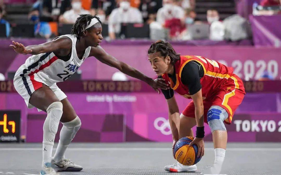 NBA：湖人险胜火箭 詹姆斯砍下全场最高分（湖人惊险击退火箭，詹姆斯轰全场最高分）