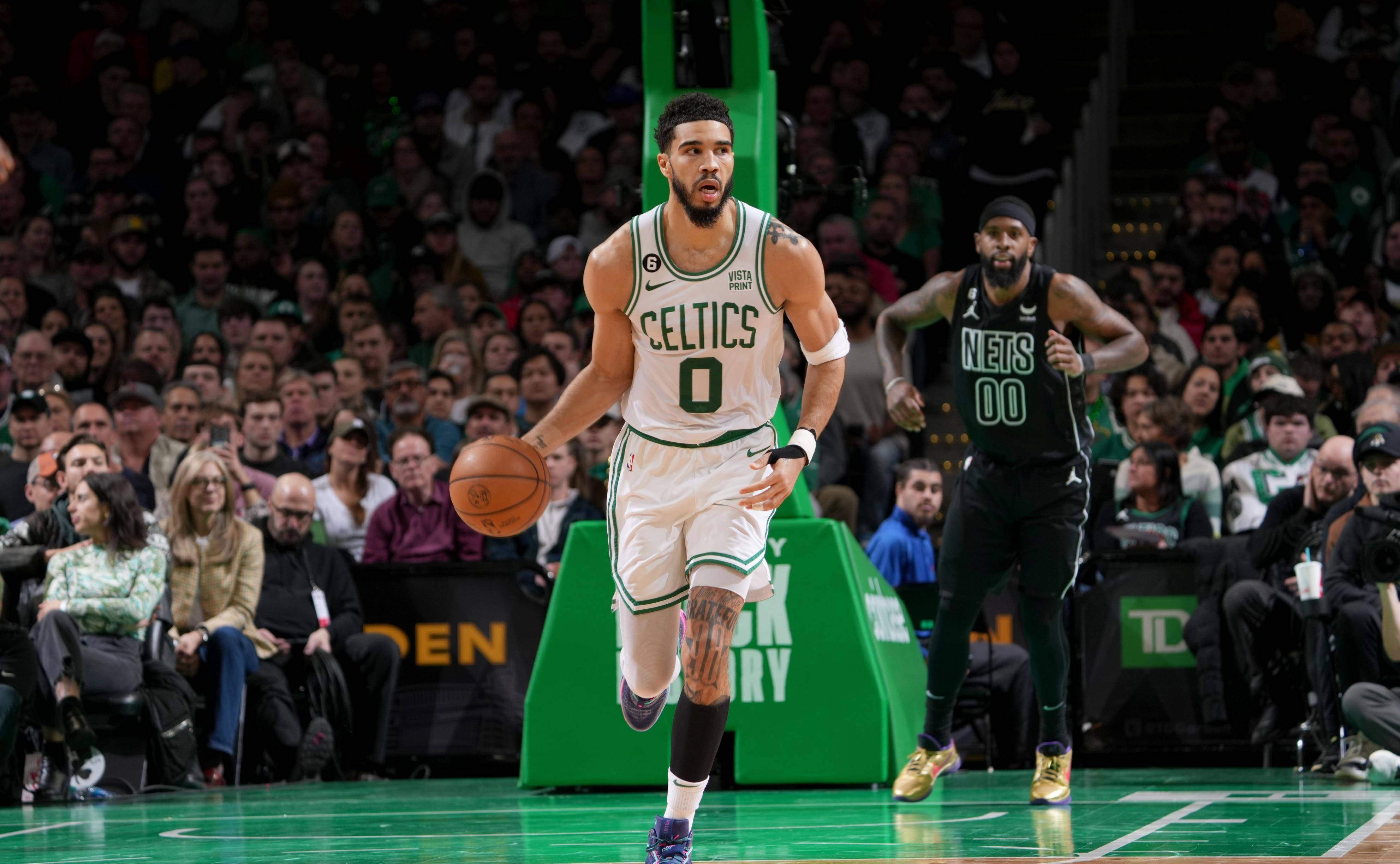 篮球湖人球员训练营全程记录公开（洛杉矶湖人球员训练营全程纪实发布）